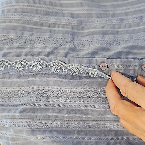 ARCHITECT blue sleeveless button down top lace inset Size PM - Picture 9 of 9